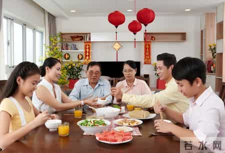 男子在路边捡到一女婴，30年后，发现她竟戴着我当初送战友的项链