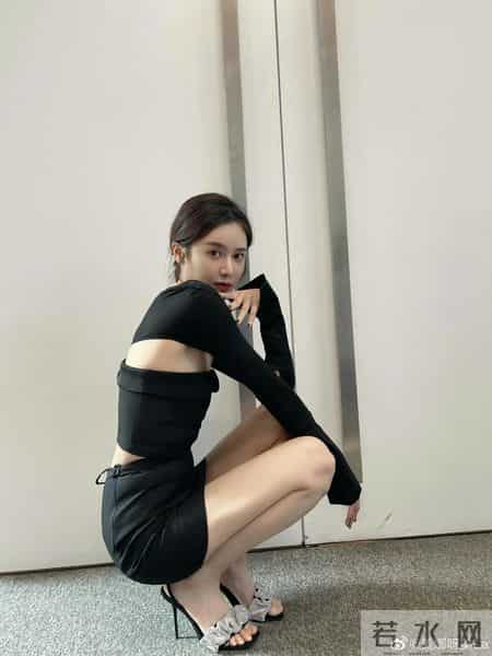 美娜这么喜欢躲着拍照？