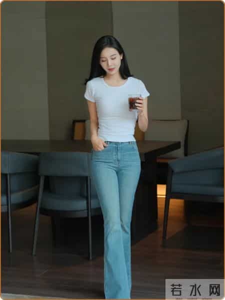 白T+微喇裤+小挎包”，真的，春夏就要这么穿，不用说话，气质已经先到位了！