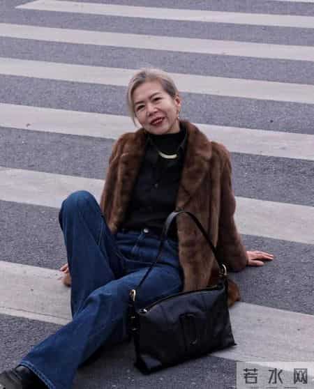 又发现一位超会穿的大姐，62岁打扮时髦洋气，不特别显年轻但气质