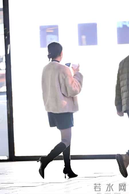 5厘米的黑色尖头细跟长靴，超薄黑色丝袜，黑色皮短裤