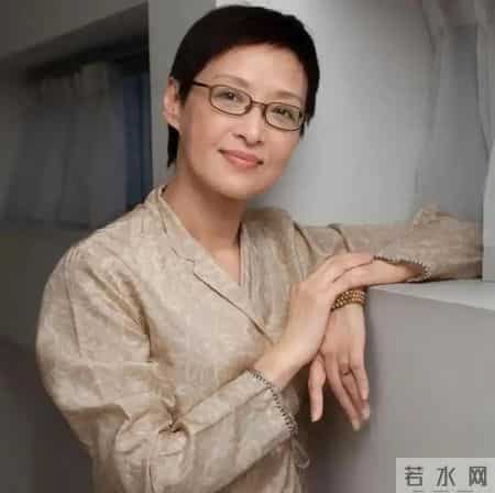 再次强调：50＋女人少剪短发、多扎发！看这5组对比就懂差别太大