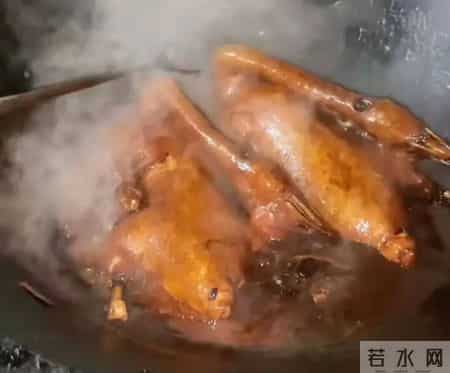 广东恩平，一家开在田野的大排档，每天满座，食客开300公里车来吃，碌鹅不预订吃不到