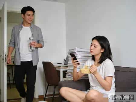 男同事找我同居，我答应了，直到我接连升职后才发现他身份不简单