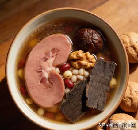 夜尿多总起夜？农村老汤方太灵了，一喝夜尿全消，整夜睡香身体棒