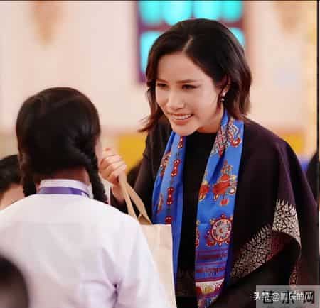 贵妃最后1站！印度小学做功德，戴爱马仕上万披肩 心情沉重不开心