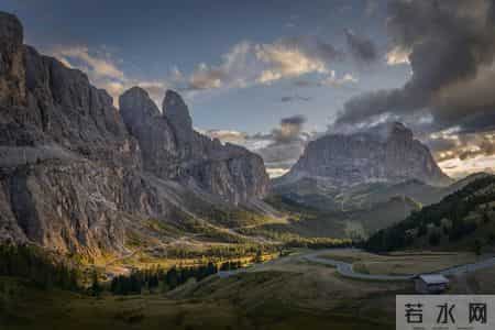 聪明的人，一生都在做两件事：风起时拼命攒钱，风停时拼命守钱