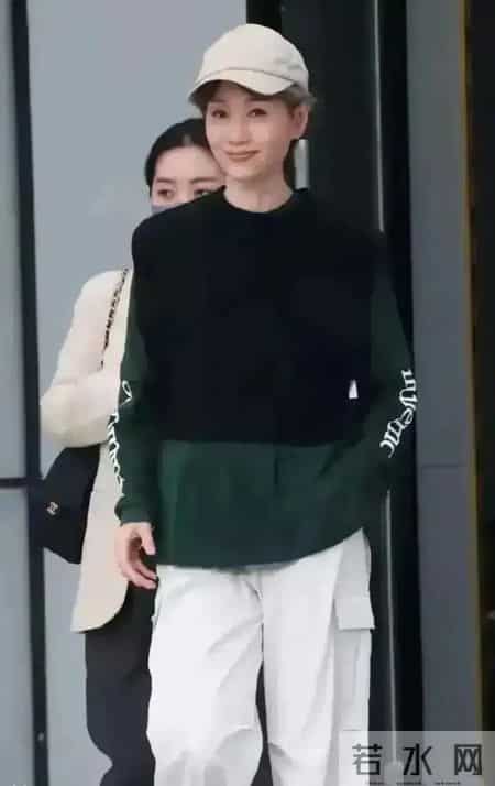 说实话我真的不敢相信她已经61岁了，看起来竟然像四十岁左右的人