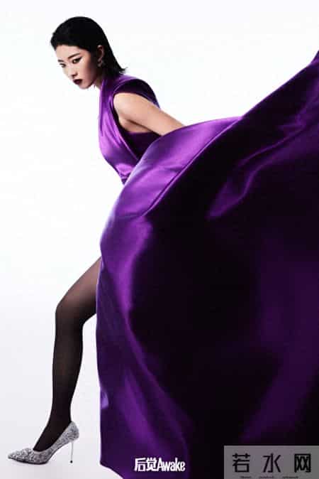 速滑运动员曲春雨封面大片写真，黑丝高跟穿搭女王范十足