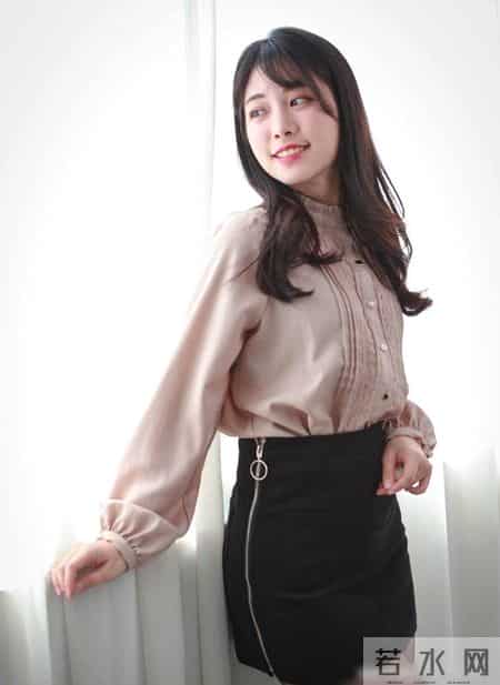 粉色的衬衫搭黑色包臀裙搭配一双黑色的高跟鞋不错的职场穿搭哦!