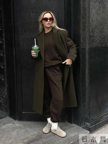 “阔腿裤+勃肯鞋”竟是冬天最流行组合，松弛又减龄