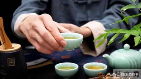 医生研究得出：大量喝茶的高血脂患者，不用多久，身体或有5变化