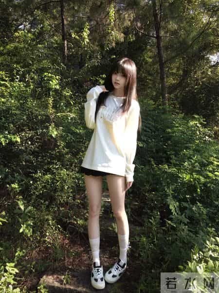 简约不简单的日常穿搭，白T的魅力