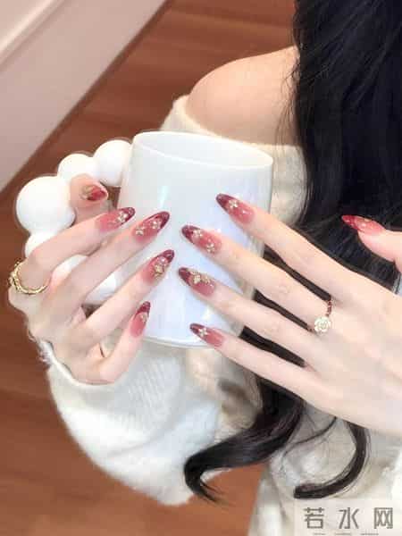 我的新美甲，红的很安心！