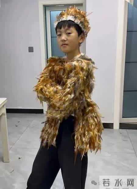 河南一宝妈，因“用银杏叶给儿子做龙袍”火了，网友：卷到马年了