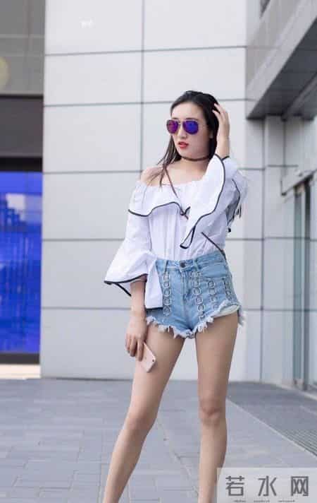 破洞牛仔裤内搭渔网袜，别提多吸睛了