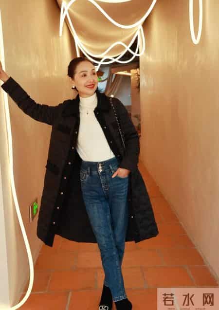 又发现超会穿的外婆！62岁穿衣简约大方，看着年轻时髦又自然