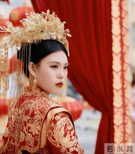 新郎晒44张婚纱照，仅有6张新娘正脸，其余大半是母亲，女方回应