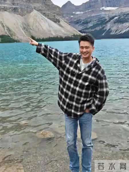 主持人杨帆一家在加拿大旅行，俩女儿一个像爸一个像妈，好幸福