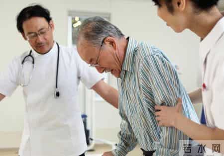 过年我给孙子 5000，给外孙 500；我住院，女儿伺候，儿子不见人影