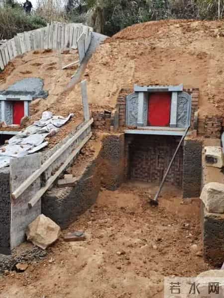 赛岐出现两座“活人墓”，被实施拆除......