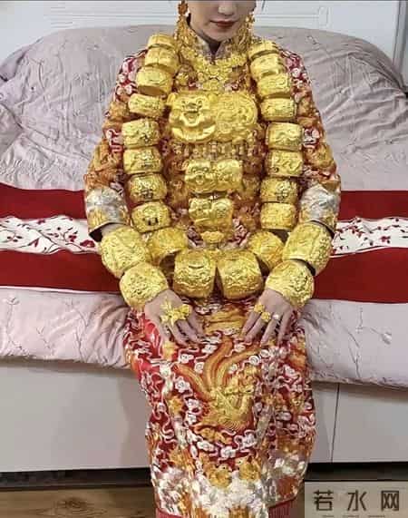 我的天!这一身的黄金，按照今天的金价，这辈子吃穿不愁了!