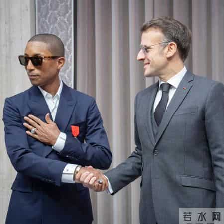 马克龙带72岁爱妻给LV创意总监颁勋章，仍戴着蛤蟆镜，引发争议