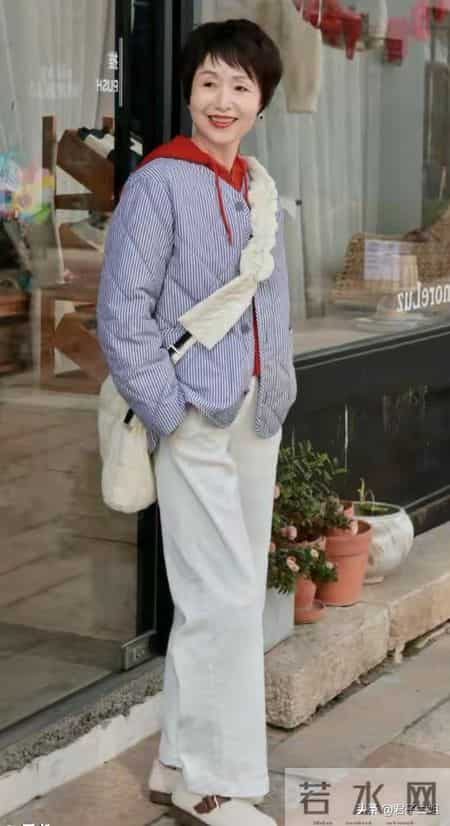 这位奶奶真会保养！63岁穿的像40岁，时尚洋气白搭又减龄值得模仿