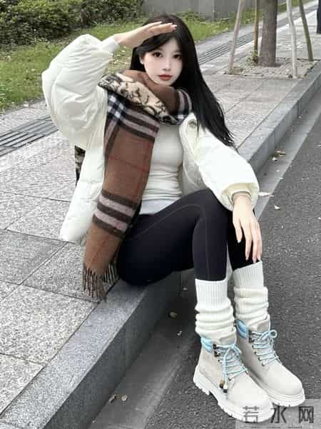 秋冬不露腿穿搭 - 羽绒服+马丁靴的权威感