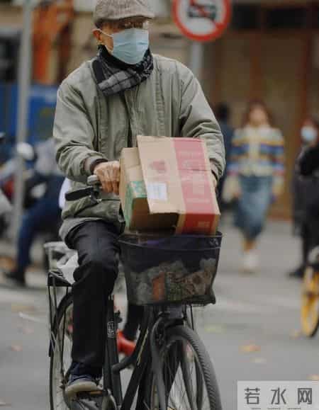 男人老了：可以不穿花衬衫、卫衣，但这3件“上衣”不能少！