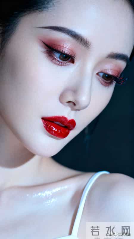 烈焰红唇配清冷眼神，这颜值你给打几分？