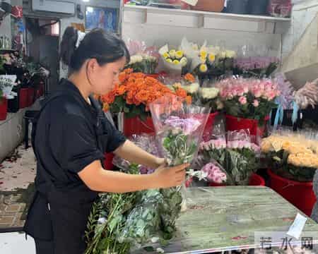 儿子今年48岁还不愿结婚，当晚我把他灌醉，有意撮合他和邻居女儿