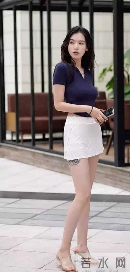 上班穿什么？周一穿一件白色连衣裙,简约又不失大气の感觉