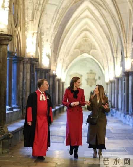 看凯特王妃穿大衣，我悟了：配裙子不配牛仔裤，穿长筒靴才更高级