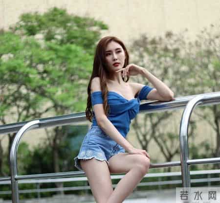 蓝色抹胸小衫搭配牛仔短裤，减龄又时尚，尽显十足女人味