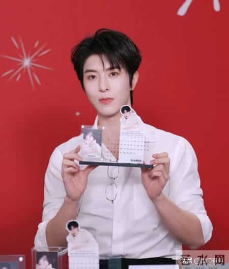 邱鼎杰直播白衬衫配金丝眼镜霸总范十足！衬衣褶皱多成槽点！