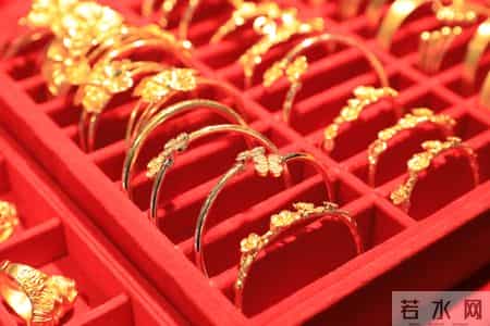黄金价格再次飙升！为什么饰品金的涨价会更快？