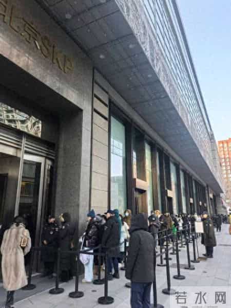 高端消费“转向” SKP老铺黄金排队盛况空前