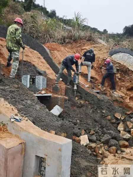 赛岐出现两座“活人墓”，被实施拆除......