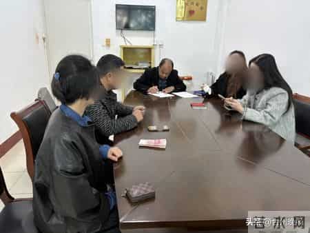 台州20岁姑娘骑车撞人丢了工作没钱赔，母亲出面担责；断了收入的伤者主动减少8000多元赔偿款：我也是当妈的