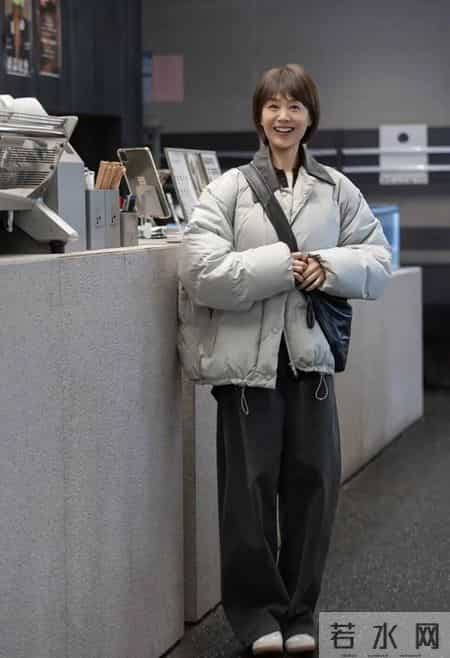 这个阿姨太会打扮：发剪短，衣穿简，58岁又美、又自然，值得借鉴