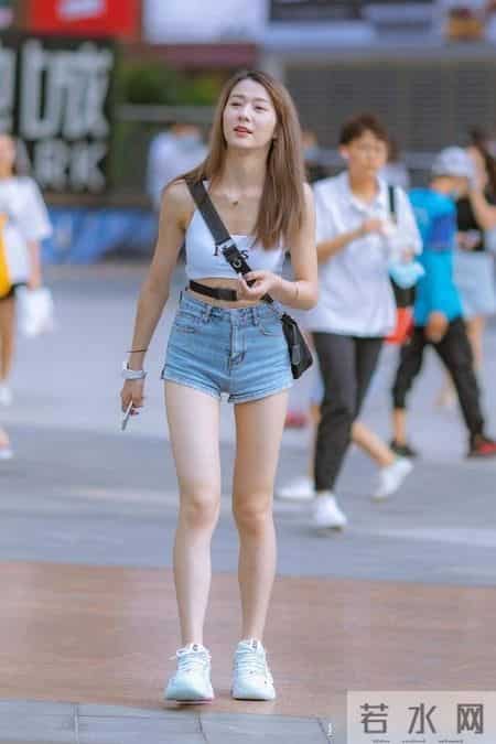 白色小背心搭配牛仔短裤,成熟性感却又充满青春活力