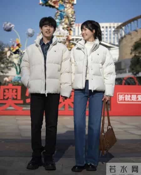 穿羽绒服配什么裤子好看？看杭州、上海街拍就知道：小脚和阔腿的差距大