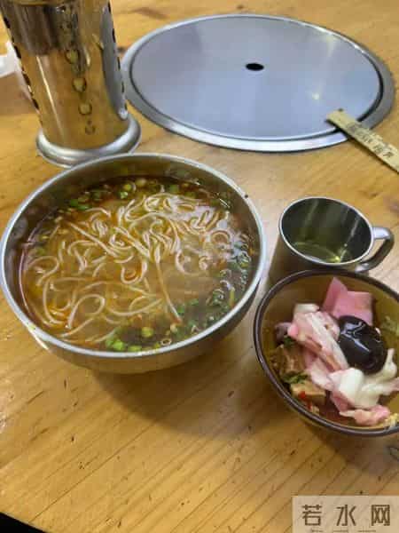 餐馆宣称“免费续面”，游客续两次遭加价还被指白嫖，民警到场调解时竟质问“3块钱你都不愿意出吗，还不够我油钱的”