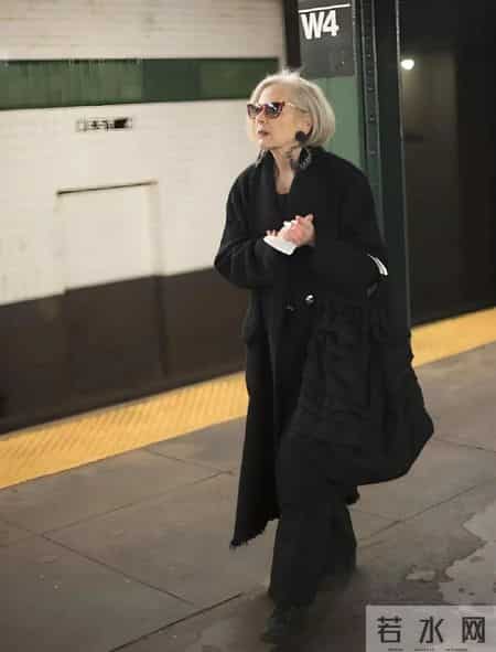 不得不说，法国女人才是最会穿的，不管是20还是80岁美的松弛优雅