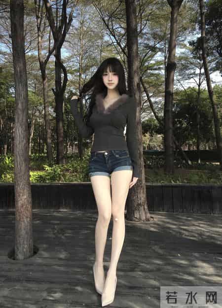 毛绒领上衣+牛仔热裤把“纯欲腿精感”焊在树林里了