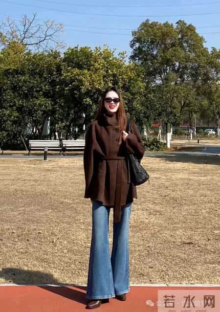 咖色大衣+加绒微喇裤 秋冬暖乎乎的时髦感