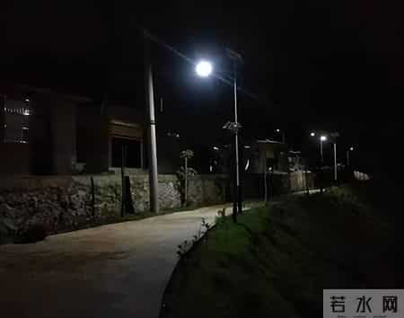 男子在路边捡到一女婴，30年后，发现她竟戴着我当初送战友的项链