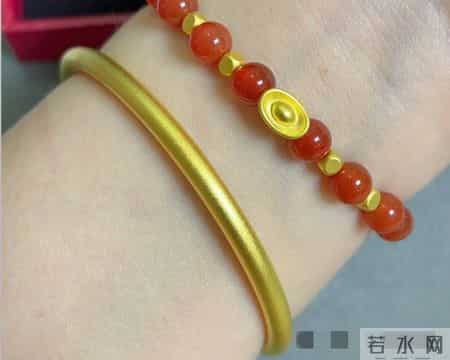 金手镯15克和50克戴起来差别有多大?实拍对比惊人!