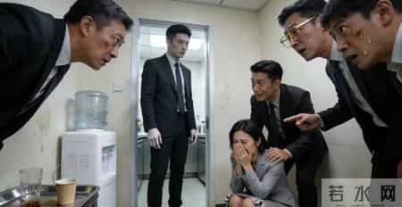 陪董事长视察分公司，新来的前台是我前妻，她一把将我拽进茶水间。董事长推门怒吼：这是干什么！她：叔，这就是当年抛弃我的负心汉